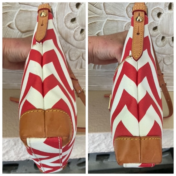 👠Dooney & Bourke Red/White Chevron Letter Carrier Crossbody Handbag Purse - Picture 4 of 12